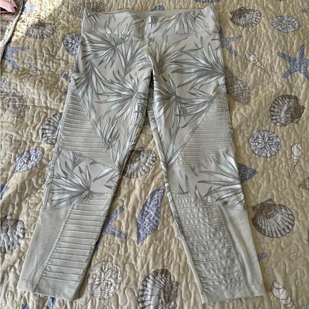 Victoria’s Secret pink ultimate crop leggings